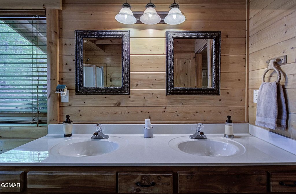 Sevierville, Tennessee, 37862, United States, 2 Bedrooms Bedrooms, ,2.5 BathroomsBathrooms,Residential,Forsale,1971833