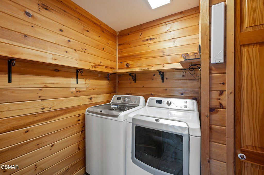 Gatlinburg, Tennessee, 37738, United States, 3 Bedrooms Bedrooms, ,2.5 BathroomsBathrooms,Residential,Forsale,1936713