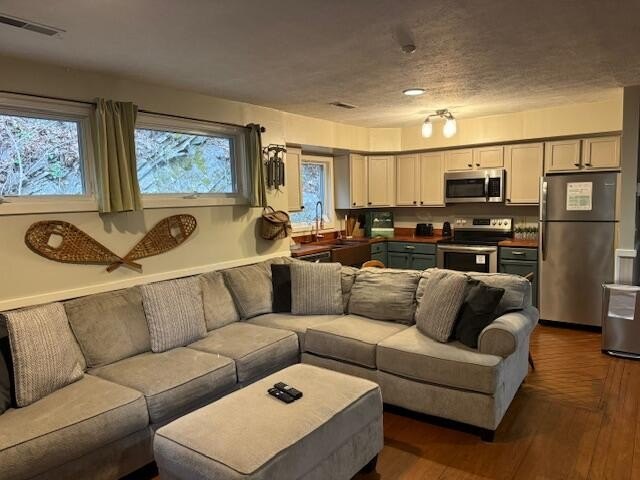 Sevierville, Tennessee, 37862, United States, 3 Bedrooms Bedrooms, ,2 BathroomsBathrooms,Residential,Forsale,1971862