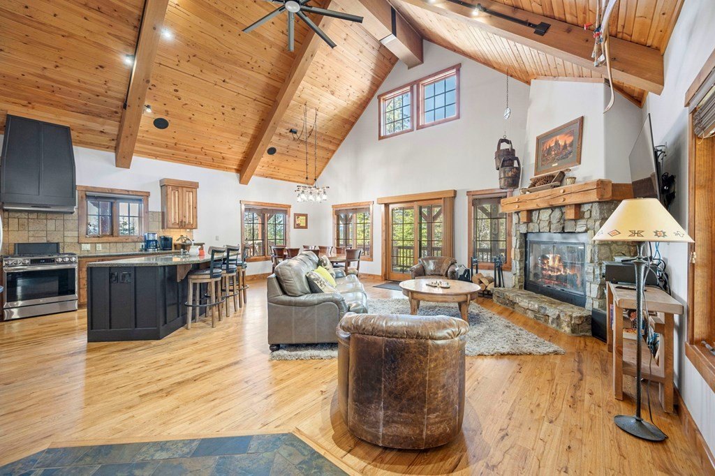 Donnelly, Idaho, 83615, United States, 4 Bedrooms Bedrooms, ,4 BathroomsBathrooms,Residential,Forsale,1946165