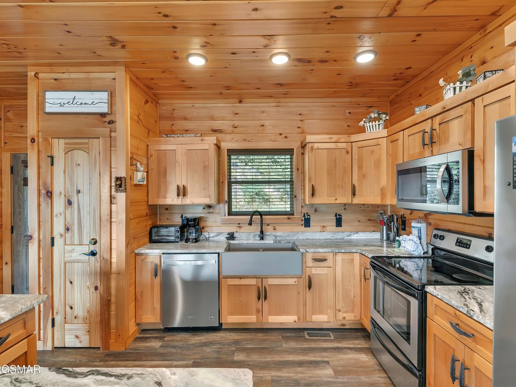 Sevierville, Tennessee, 37876, United States, 4 Bedrooms Bedrooms, ,3.5 BathroomsBathrooms,Residential,Forsale,1942464