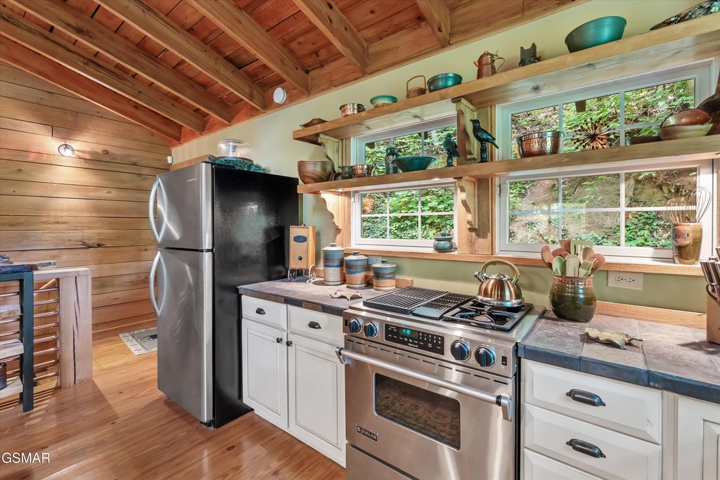 Gatlinburg, Tennessee, 37738, United States, 3 Bedrooms Bedrooms, ,2 BathroomsBathrooms,Residential,Forsale,1893798