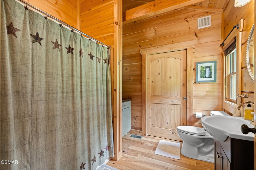 Walland, Tennessee, 37886, United States, 2 Bedrooms Bedrooms, ,2 BathroomsBathrooms,Residential,Forsale,1910195
