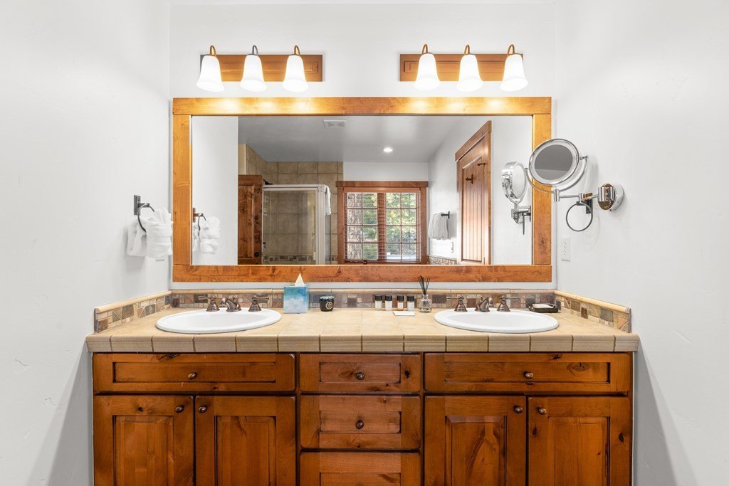 Donnelly, Idaho, 83615, United States, 2 Bedrooms Bedrooms, ,3.5 BathroomsBathrooms,Residential,Forsale,1994984