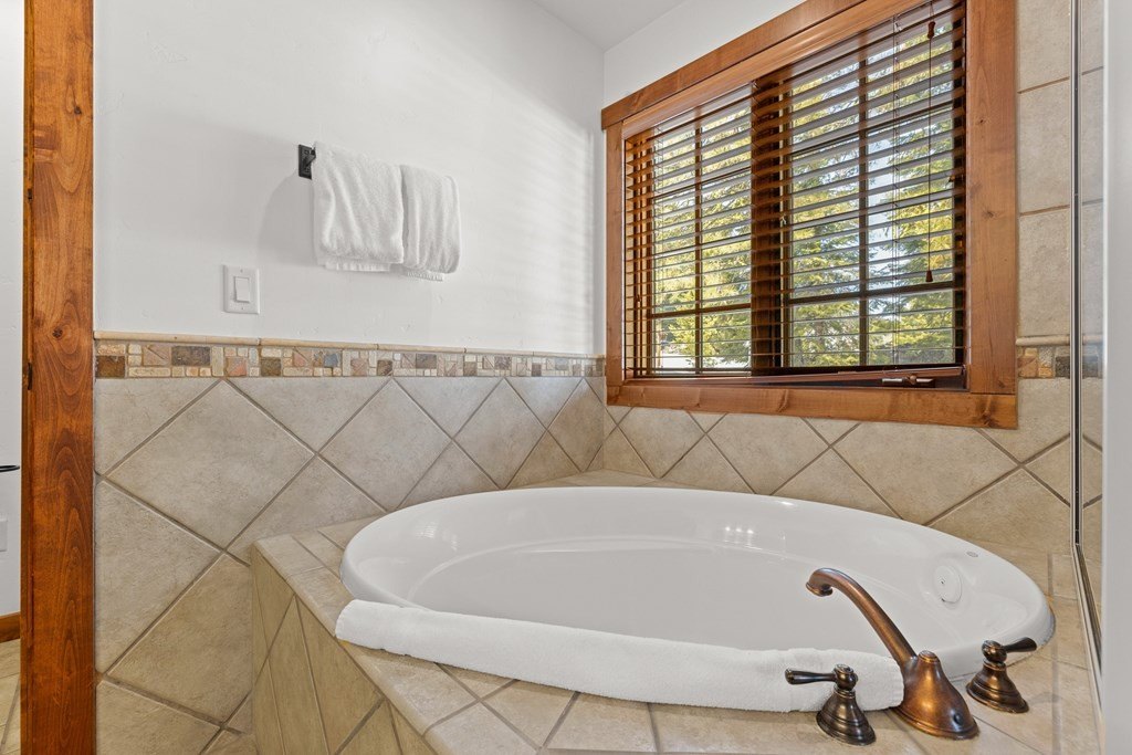 Donnelly, Idaho, 83615, United States, 2 Bedrooms Bedrooms, ,3.5 BathroomsBathrooms,Residential,Forsale,1994984