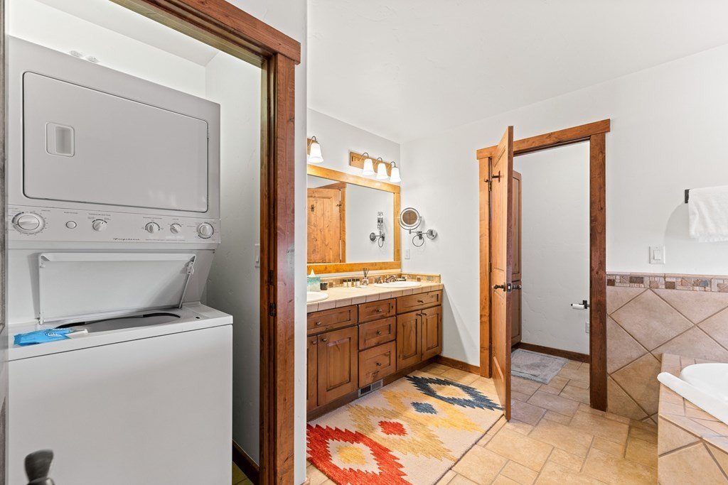 Donnelly, Idaho, 83615, United States, 2 Bedrooms Bedrooms, ,3.5 BathroomsBathrooms,Residential,Forsale,1994984