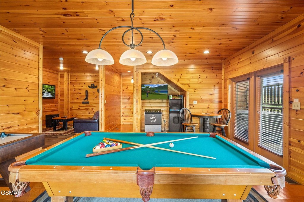 Gatlinburg, Tennessee, 37738, United States, 2 Bedrooms Bedrooms, ,2 BathroomsBathrooms,Residential,Forsale,1910221