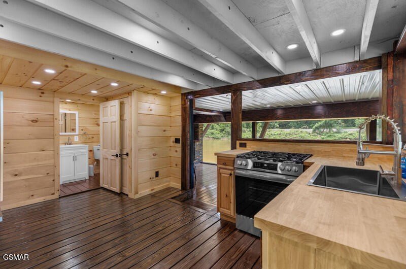 Newport, Tennessee, 37821, United States, 2 Bedrooms Bedrooms, ,2 BathroomsBathrooms,Residential,Forsale,1999350