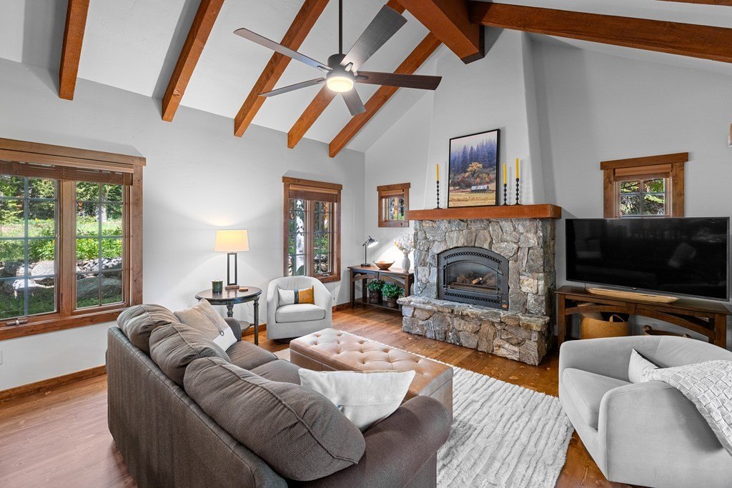 Donnelly, Idaho, 83615, United States, 2 Bedrooms Bedrooms, ,2.5 BathroomsBathrooms,Residential,Forsale,1889377