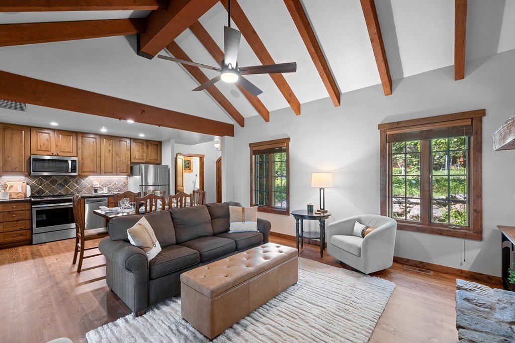 Donnelly, Idaho, 83615, United States, 2 Bedrooms Bedrooms, ,2.5 BathroomsBathrooms,Residential,Forsale,1889377