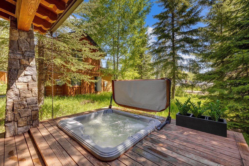 Donnelly, Idaho, 83615, United States, 2 Bedrooms Bedrooms, ,2.5 BathroomsBathrooms,Residential,Forsale,1889377