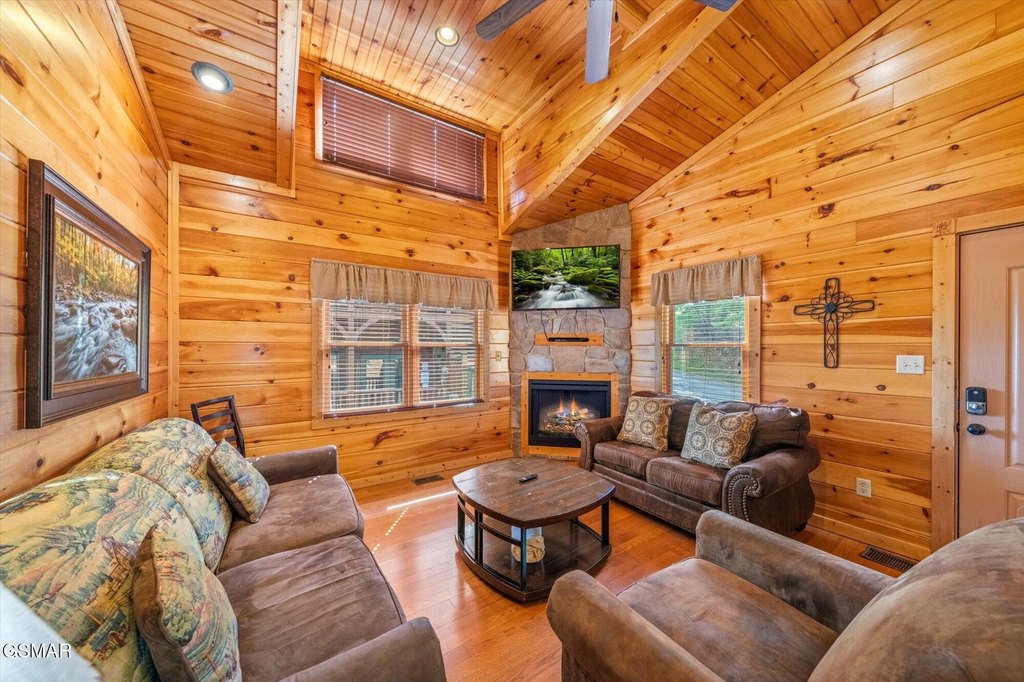 Gatlinburg, Tennessee, 37738, United States, 2 Bedrooms Bedrooms, ,2 BathroomsBathrooms,Residential,Forsale,1910221