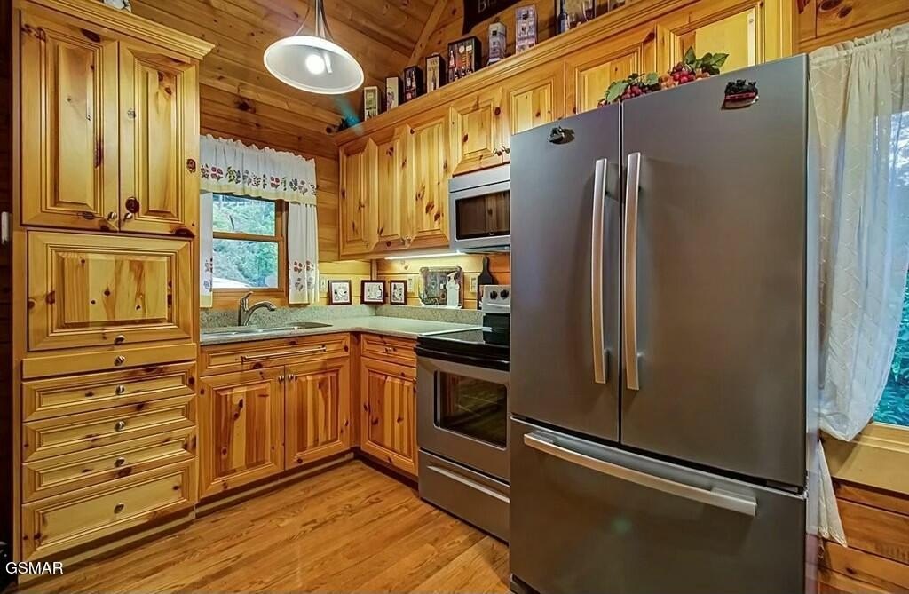 Sevierville, Tennessee, 37862, United States, 2 Bedrooms Bedrooms, ,2 BathroomsBathrooms,Residential,Forsale,1893745