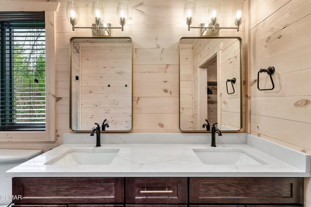 Gatlinburg, Tennessee, 37738, United States, 5 Bedrooms Bedrooms, ,3.5 BathroomsBathrooms,Residential,Forsale,1910230