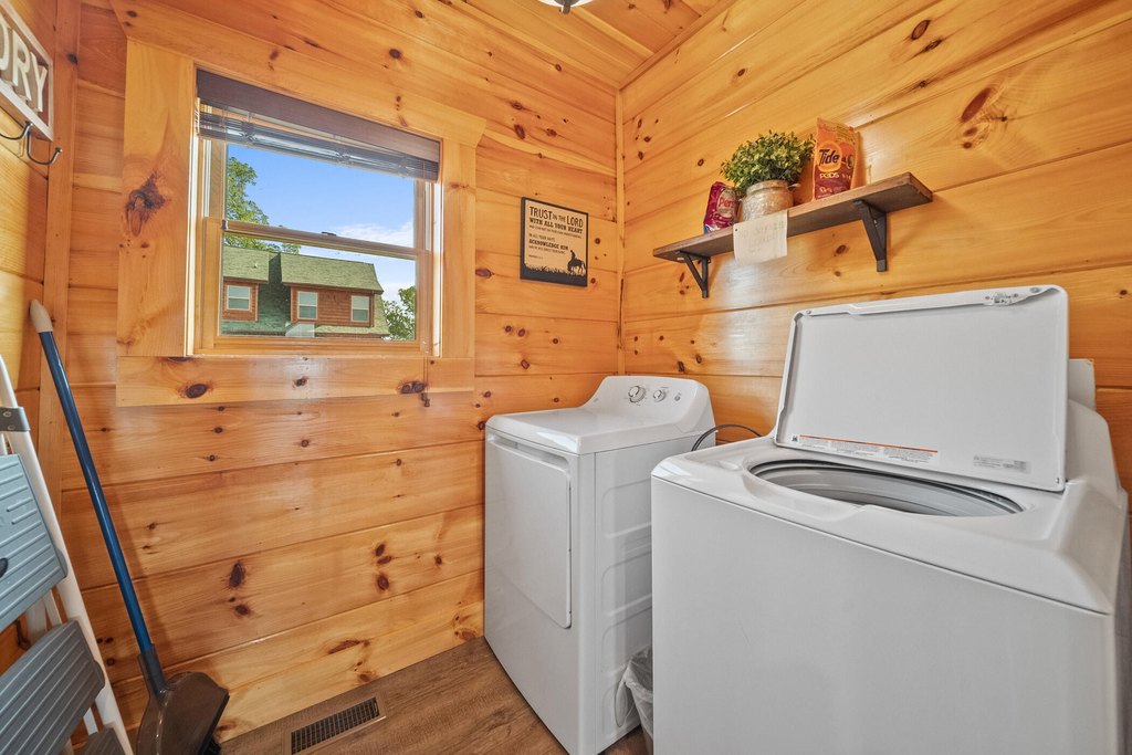 Sevierville, Tennessee, 37876, United States, 4 Bedrooms Bedrooms, ,5.5 BathroomsBathrooms,Residential,Forsale,1999451