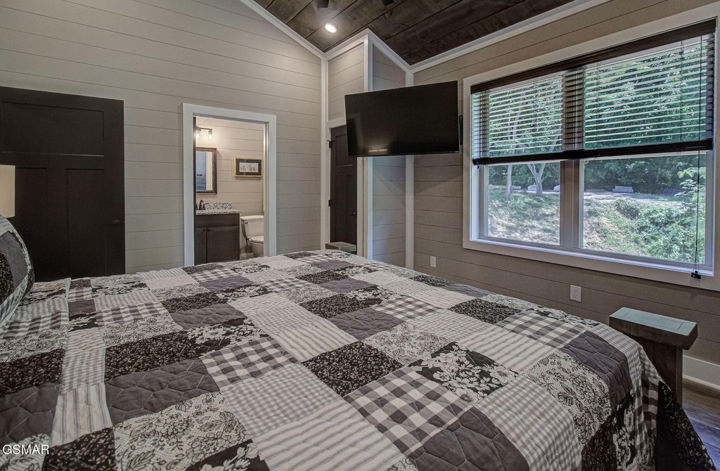 Sevierville, Tennessee, 37876, United States, 2 Bedrooms Bedrooms, ,2.5 BathroomsBathrooms,Residential,Forsale,1936711