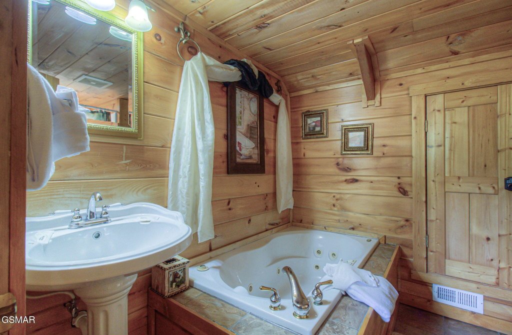 Pigeon Forge, Tennessee, 37863, United States, 3 Bedrooms Bedrooms, ,2 BathroomsBathrooms,Residential,Forsale,1971837