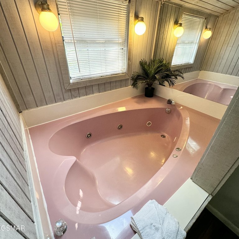 Gatlinburg, Tennessee, 37738, United States, 2 Bedrooms Bedrooms, ,3 BathroomsBathrooms,Residential,Forsale,1893779