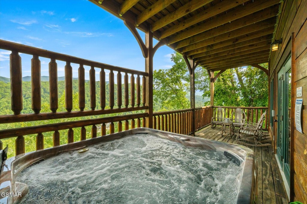 Gatlinburg, Tennessee, 37738, United States, 2 Bedrooms Bedrooms, ,2 BathroomsBathrooms,Residential,Forsale,1910221