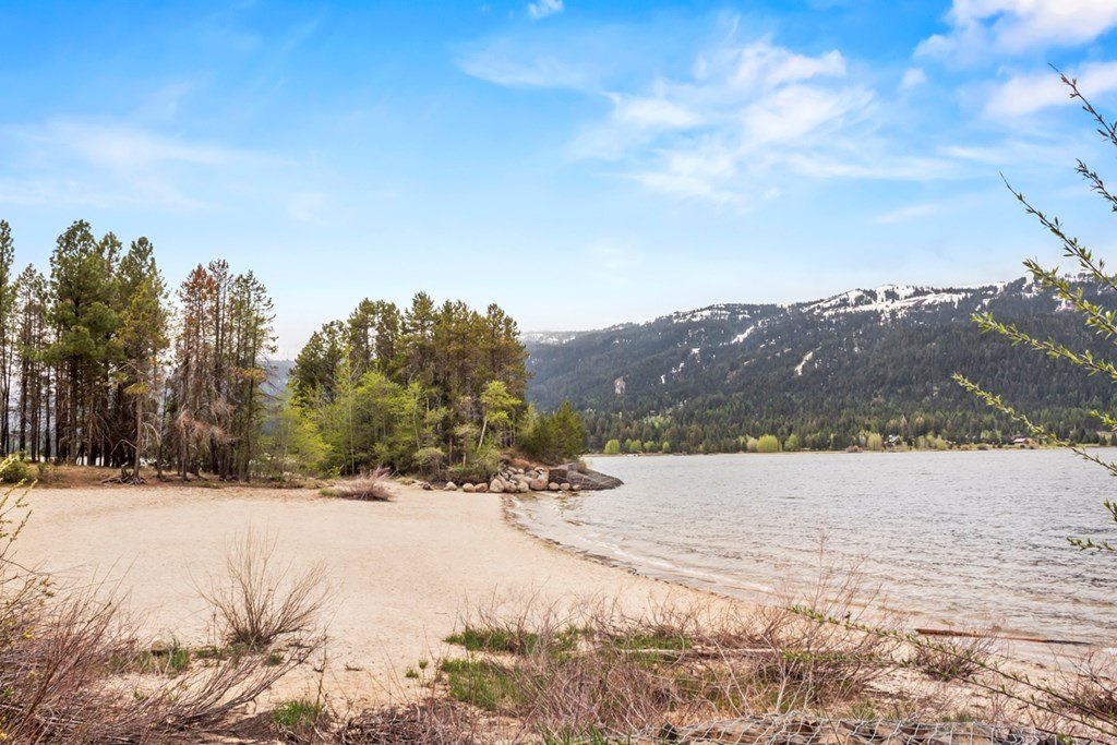 Donnelly, Idaho, 83615, United States, 3 Bedrooms Bedrooms, ,2 BathroomsBathrooms,Residential,Forsale,1889401