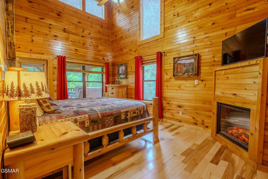 Gatlinburg, Tennessee, 37738, United States, 2 Bedrooms Bedrooms, ,2 BathroomsBathrooms,Residential,Forsale,1910202
