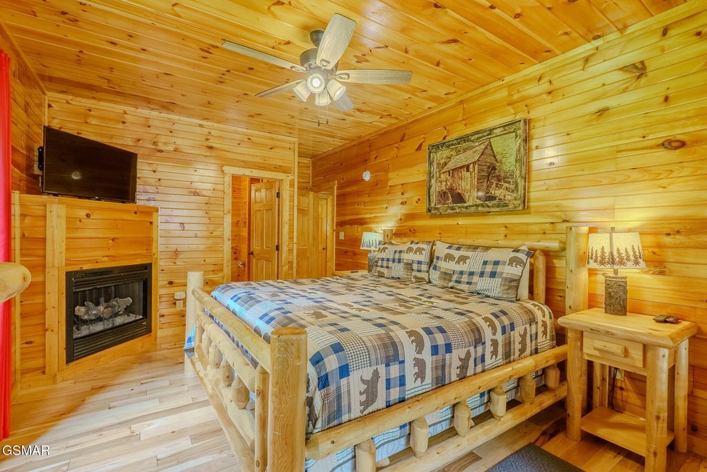 Gatlinburg, Tennessee, 37738, United States, 2 Bedrooms Bedrooms, ,2 BathroomsBathrooms,Residential,Forsale,1910202