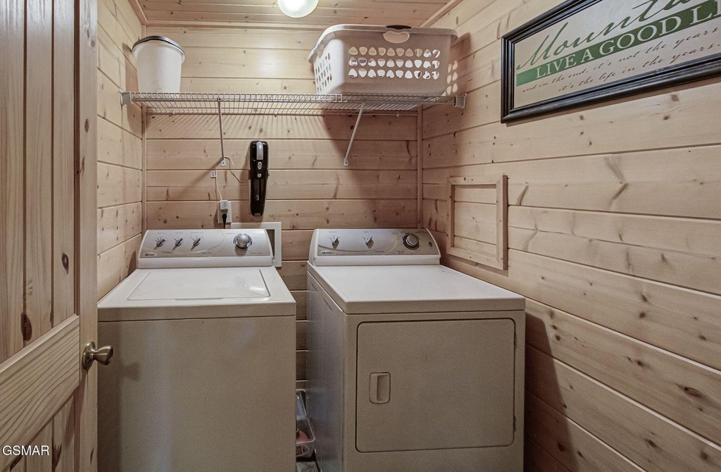 Sevierville, Tennessee, 37862, United States, 2 Bedrooms Bedrooms, ,2.5 BathroomsBathrooms,Residential,Forsale,1971833