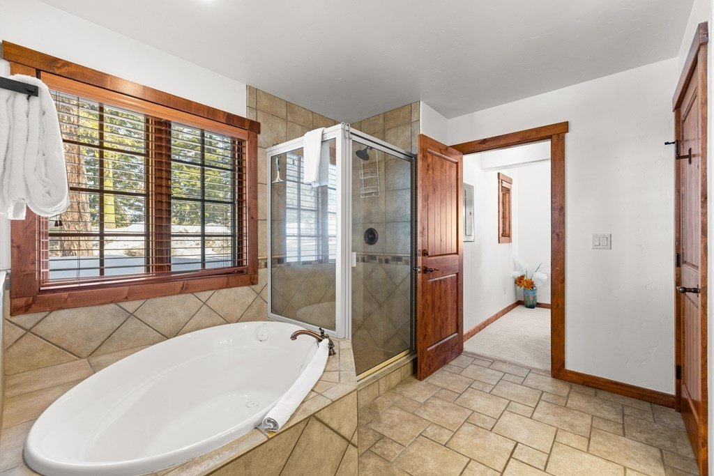 Donnelly, Idaho, 83615, United States, 2 Bedrooms Bedrooms, ,3.5 BathroomsBathrooms,Residential,Forsale,1994984