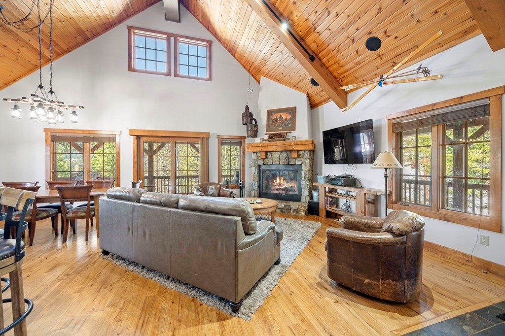 Donnelly, Idaho, 83615, United States, 4 Bedrooms Bedrooms, ,4 BathroomsBathrooms,Residential,Forsale,1946165