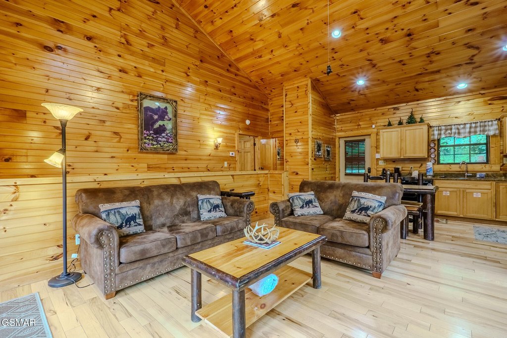 Gatlinburg, Tennessee, 37738, United States, 2 Bedrooms Bedrooms, ,2 BathroomsBathrooms,Residential,Forsale,1910202