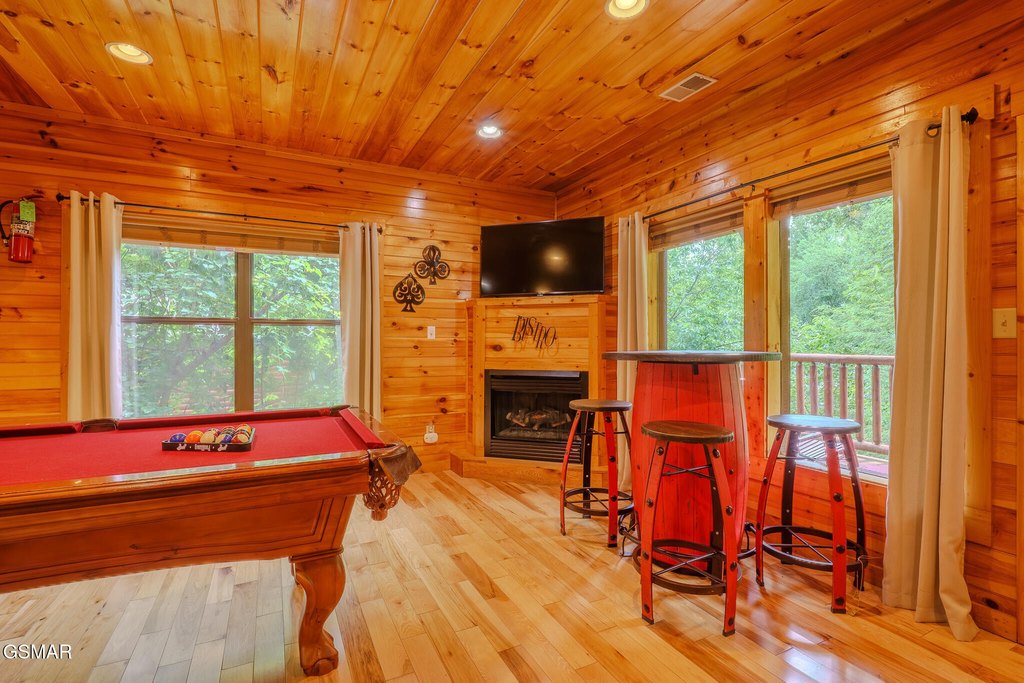 Gatlinburg, Tennessee, 37738, United States, 2 Bedrooms Bedrooms, ,2 BathroomsBathrooms,Residential,Forsale,1910202