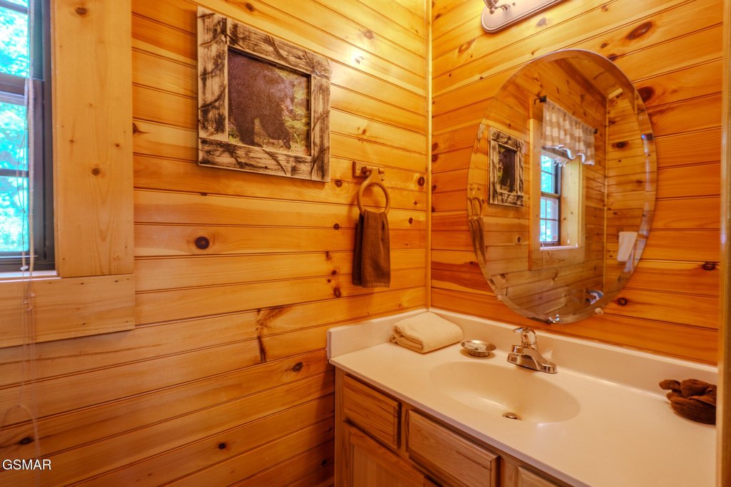 Gatlinburg, Tennessee, 37738, United States, 2 Bedrooms Bedrooms, ,2 BathroomsBathrooms,Residential,Forsale,1910202