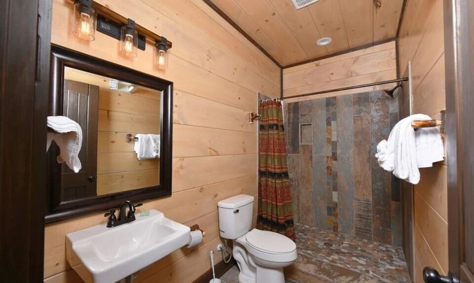 Sevierville, Tennessee, 37876, United States, 16 Bedrooms Bedrooms, ,16.5 BathroomsBathrooms,Residential,Forsale,1942438
