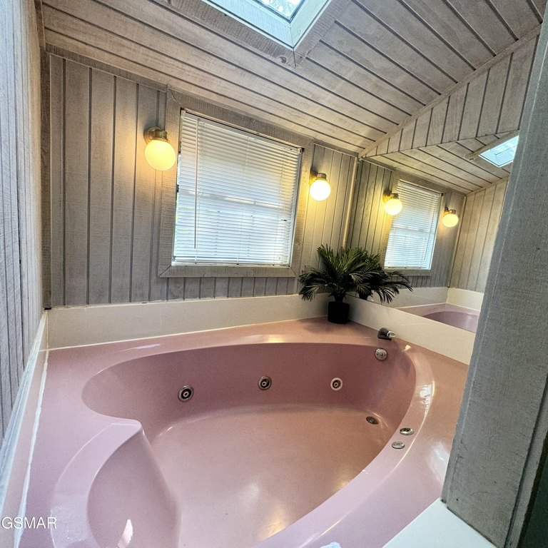 Gatlinburg, Tennessee, 37738, United States, 2 Bedrooms Bedrooms, ,3 BathroomsBathrooms,Residential,Forsale,1893779