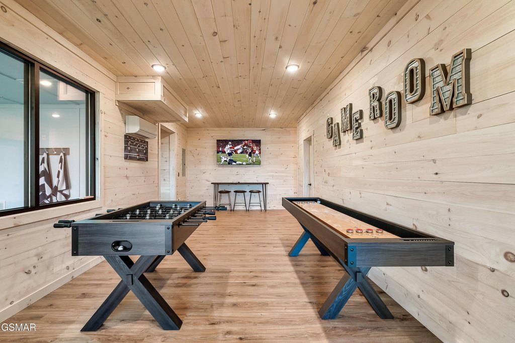 Gatlinburg, Tennessee, 37738, United States, 5 Bedrooms Bedrooms, ,3.5 BathroomsBathrooms,Residential,Forsale,1910230