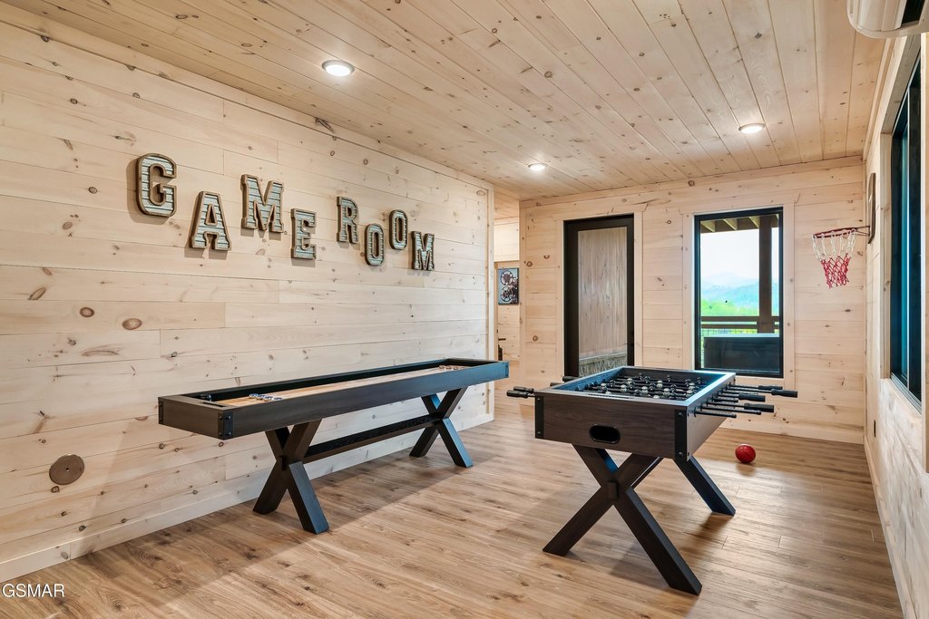 Gatlinburg, Tennessee, 37738, United States, 5 Bedrooms Bedrooms, ,3.5 BathroomsBathrooms,Residential,Forsale,1910230