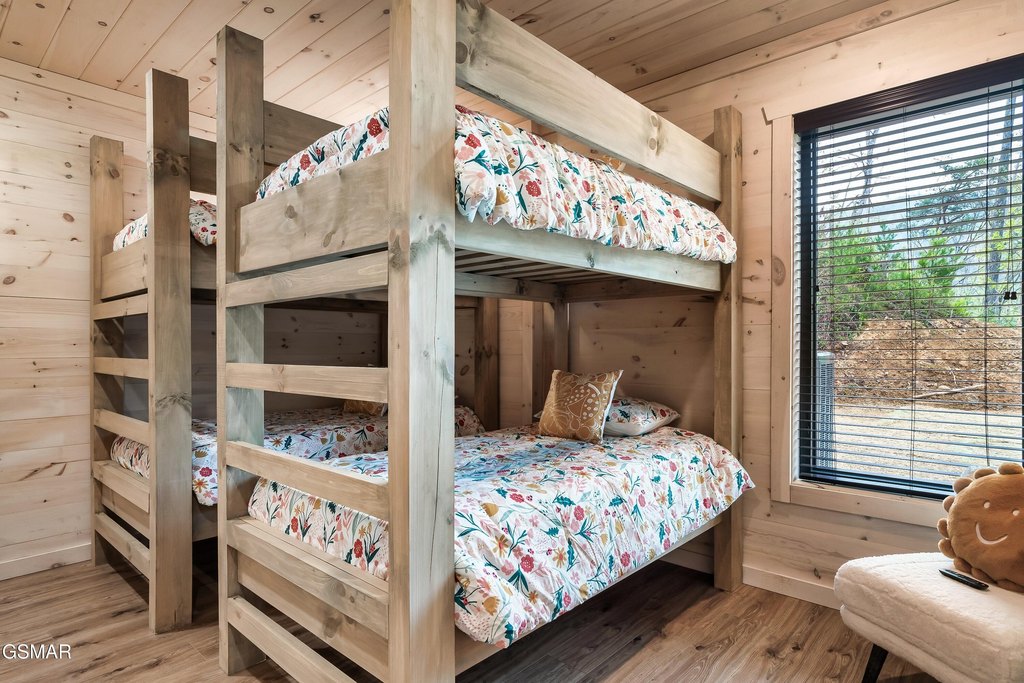 Gatlinburg, Tennessee, 37738, United States, 5 Bedrooms Bedrooms, ,3.5 BathroomsBathrooms,Residential,Forsale,1910230