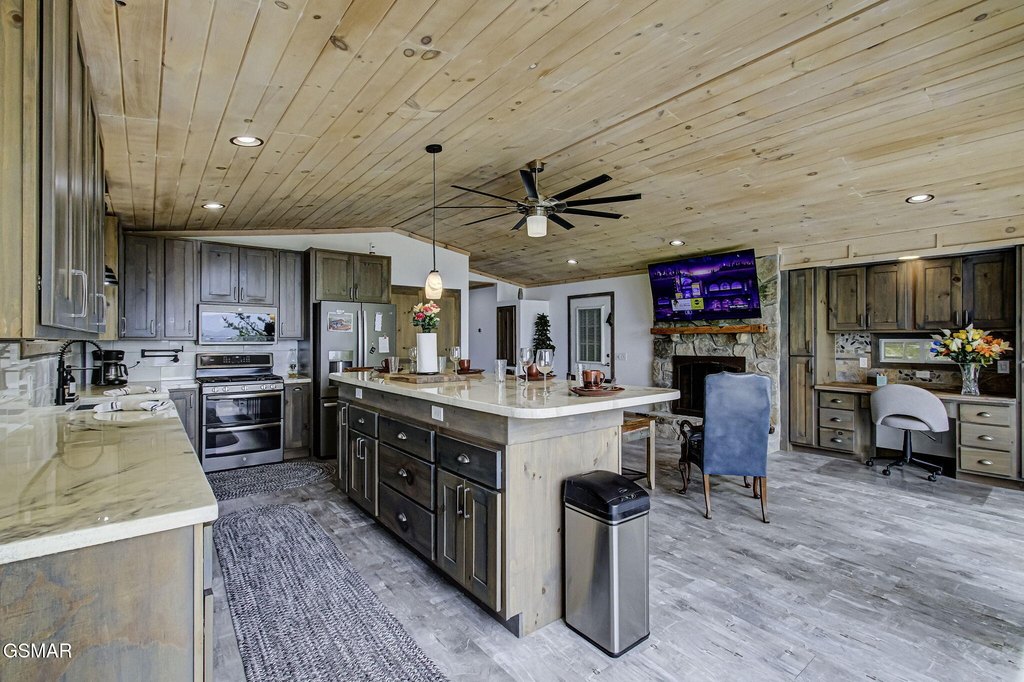 Sevierville, Tennessee, 37876, United States, 2 Bedrooms Bedrooms, ,3 BathroomsBathrooms,Residential,Forsale,1942452