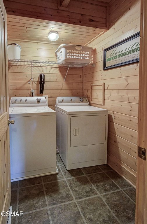 Sevierville, Tennessee, 37862, United States, 2 Bedrooms Bedrooms, ,2.5 BathroomsBathrooms,Residential,Forsale,1971833