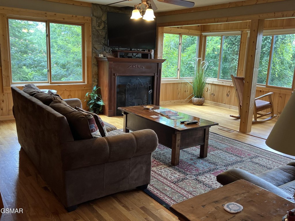 Sevierville, Tennessee, 37862, United States, 3 Bedrooms Bedrooms, ,3 BathroomsBathrooms,Residential,Forsale,1910187