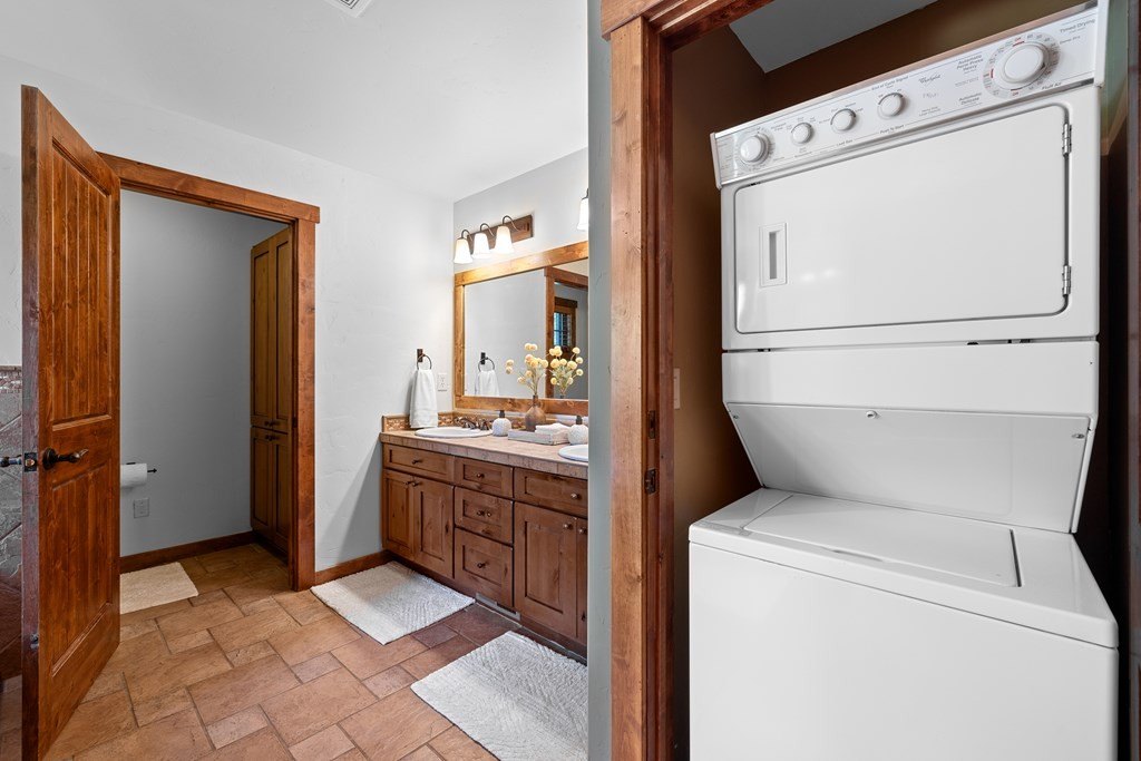 Donnelly, Idaho, 83615, United States, 2 Bedrooms Bedrooms, ,2.5 BathroomsBathrooms,Residential,Forsale,1889377