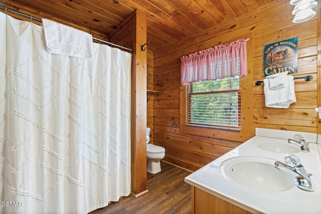 Gatlinburg, Tennessee, 37738, United States, 3 Bedrooms Bedrooms, ,3 BathroomsBathrooms,Residential,Forsale,1960235