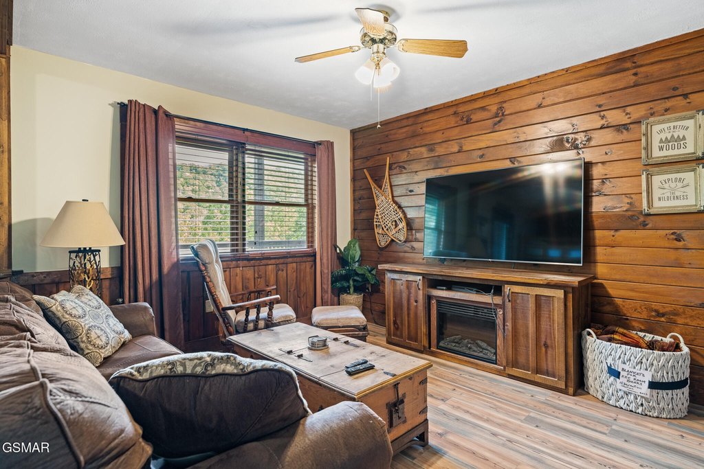 Gatlinburg, Tennessee, 37738, United States, 3 Bedrooms Bedrooms, ,3 BathroomsBathrooms,Residential,Forsale,1960235