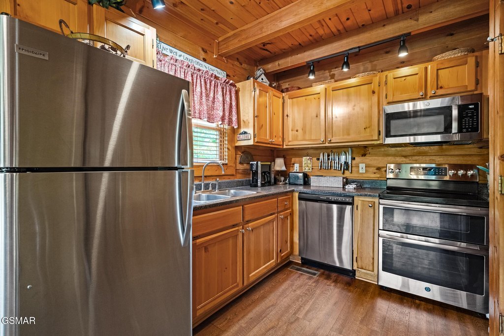 Gatlinburg, Tennessee, 37738, United States, 3 Bedrooms Bedrooms, ,3 BathroomsBathrooms,Residential,Forsale,1960235