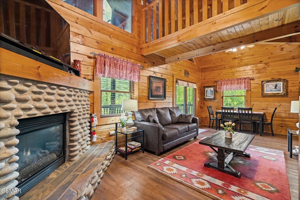 Gatlinburg, Tennessee, 37738, United States, 3 Bedrooms Bedrooms, ,3 BathroomsBathrooms,Residential,Forsale,1960235