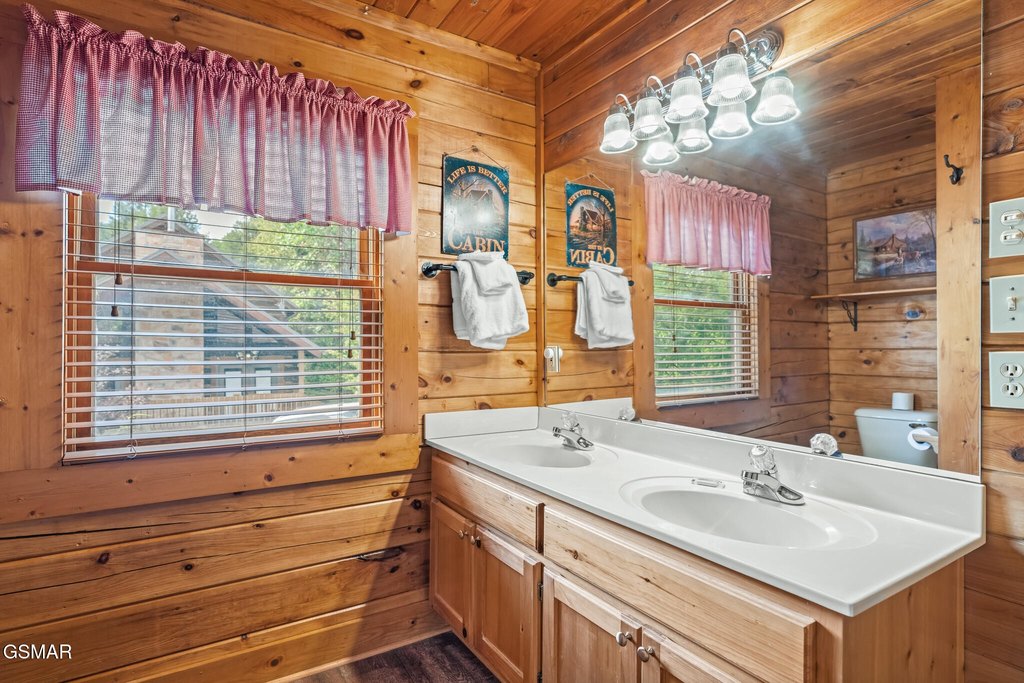 Gatlinburg, Tennessee, 37738, United States, 3 Bedrooms Bedrooms, ,3 BathroomsBathrooms,Residential,Forsale,1960235