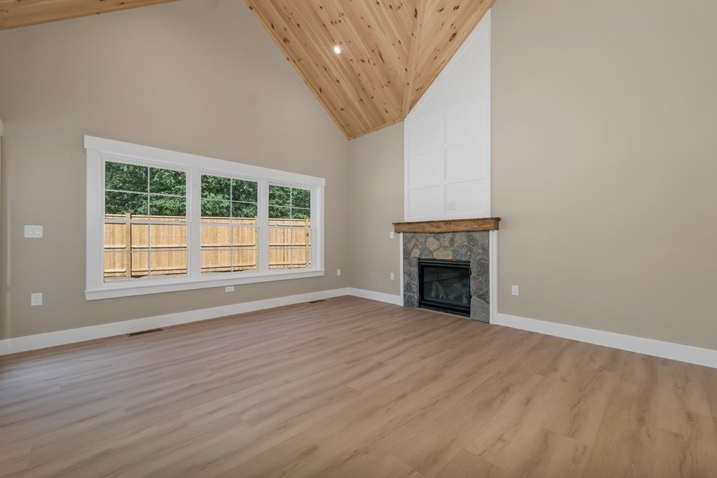Laconia, New Hampshire, 03246, United States, 3 Bedrooms Bedrooms, ,2.5 BathroomsBathrooms,Residential,Forsale,1952892