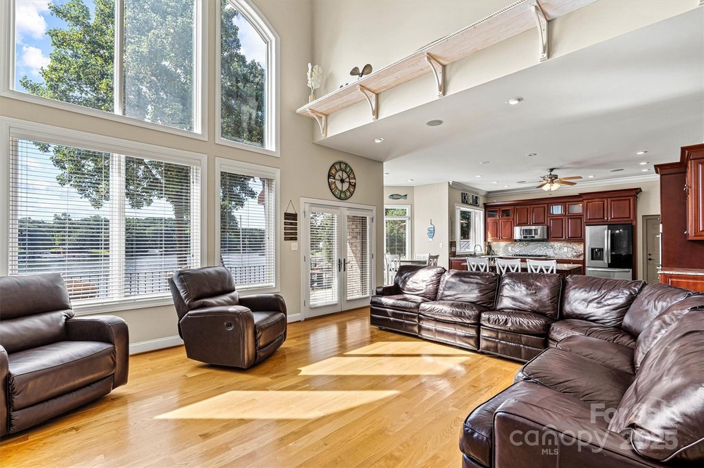 Hickory, North Carolina, 28601, United States, 3 Bedrooms Bedrooms, ,3.5 BathroomsBathrooms,Residential,Forsale,1953166