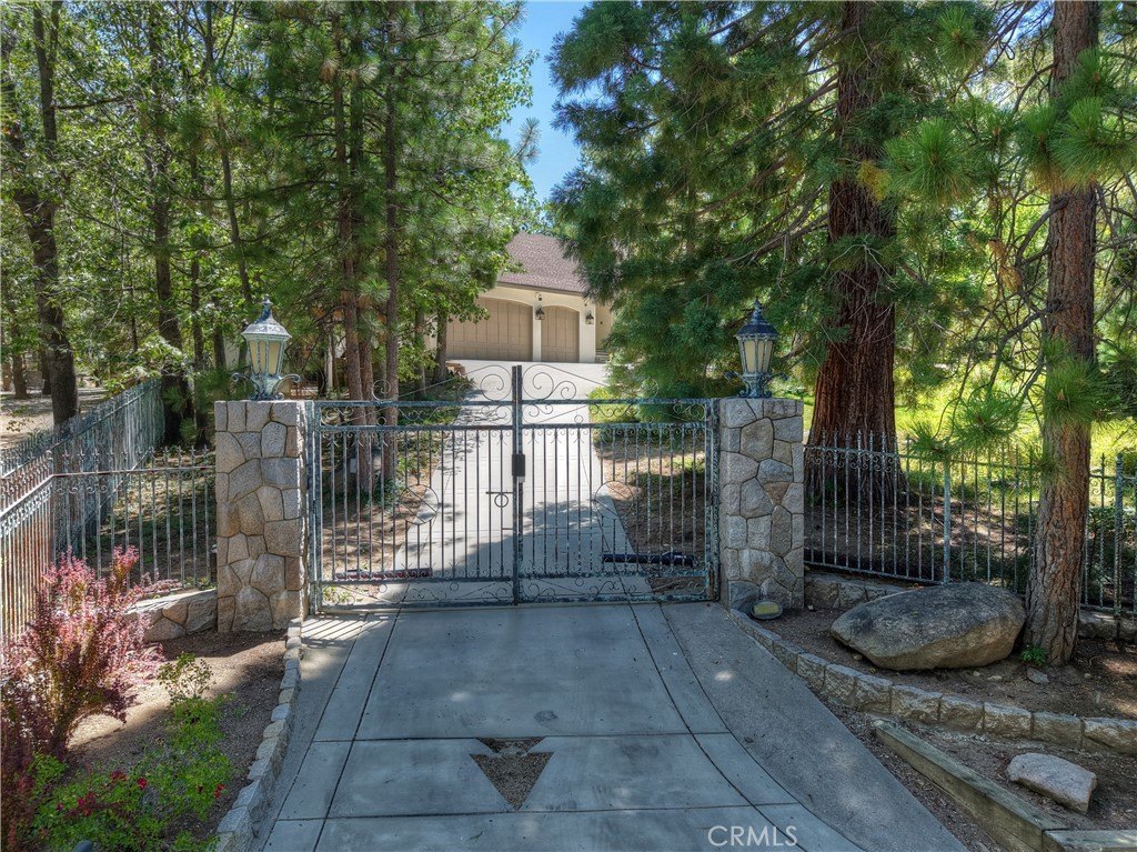 Lake Arrowhead, California, 92352, United States, 5 Bedrooms Bedrooms, ,5 BathroomsBathrooms,Residential,Forsale,1953299