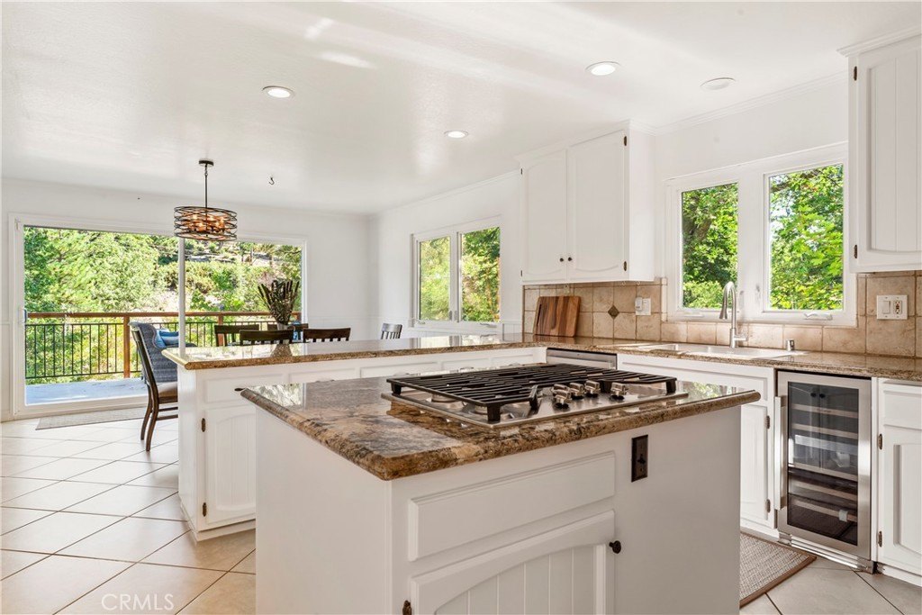 Lake Arrowhead, California, 92352, United States, 4 Bedrooms Bedrooms, ,3 BathroomsBathrooms,Residential,Forsale,1953301